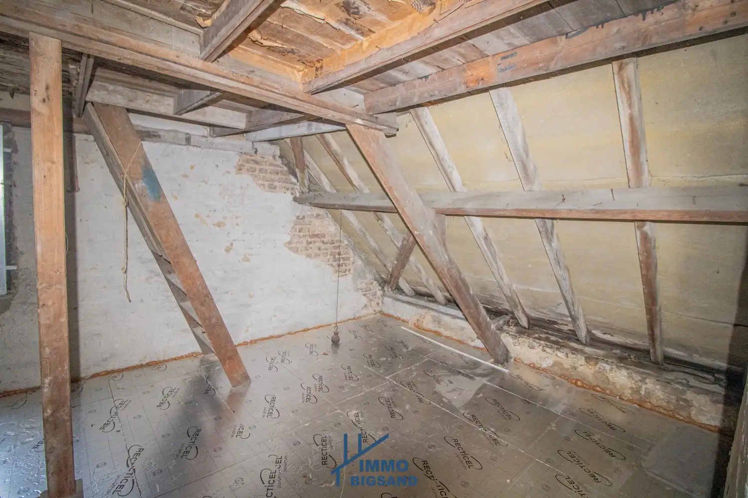 Halfopen woning met diepe oprit met garage en tuin foto 11