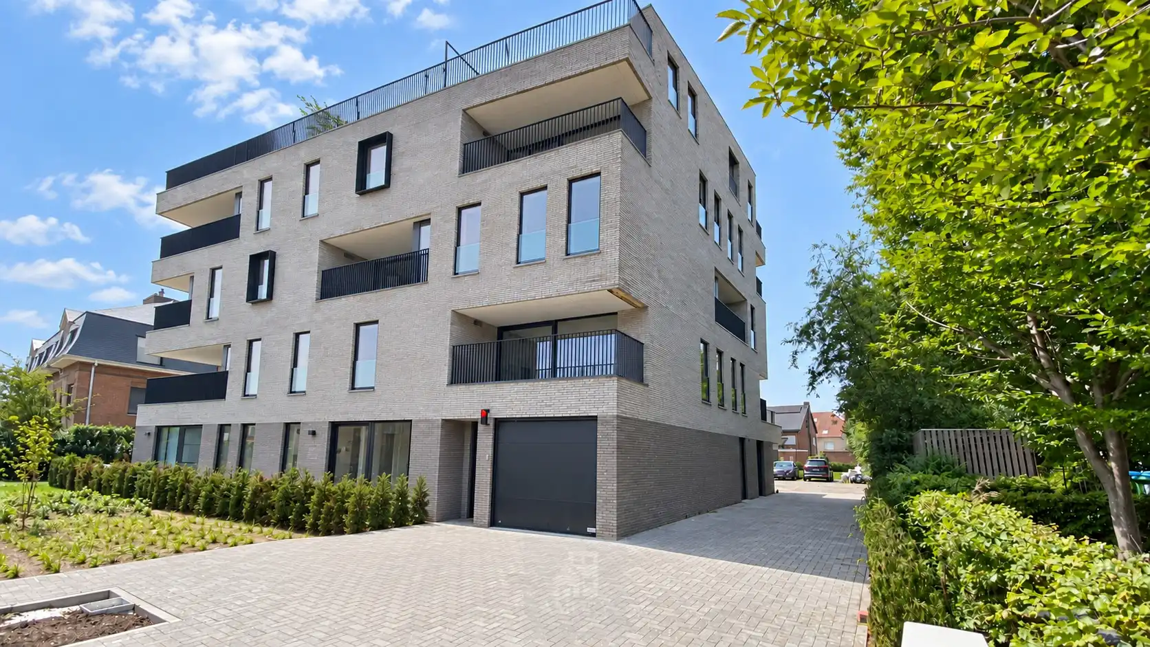 Recent en energiezuinig 1-slaapkamerappartement met autostaanplaats in Wondelgem foto {{pictureIndex}}