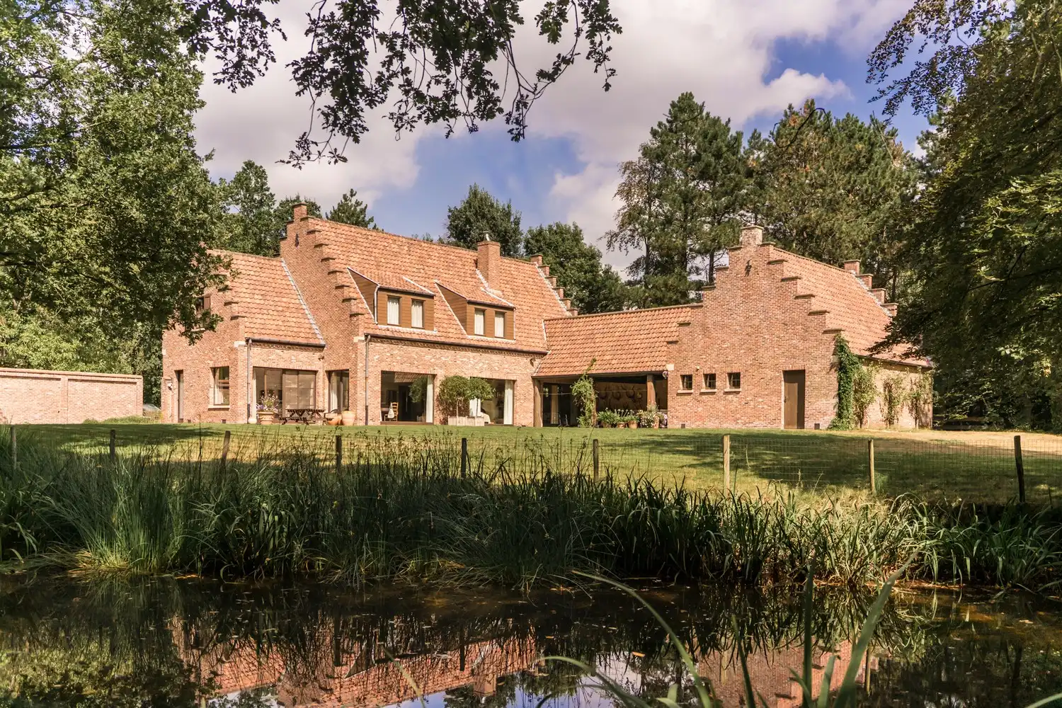 Prachtige villa te koop aan de Lembeekse Bossen foto {{pictureIndex}}