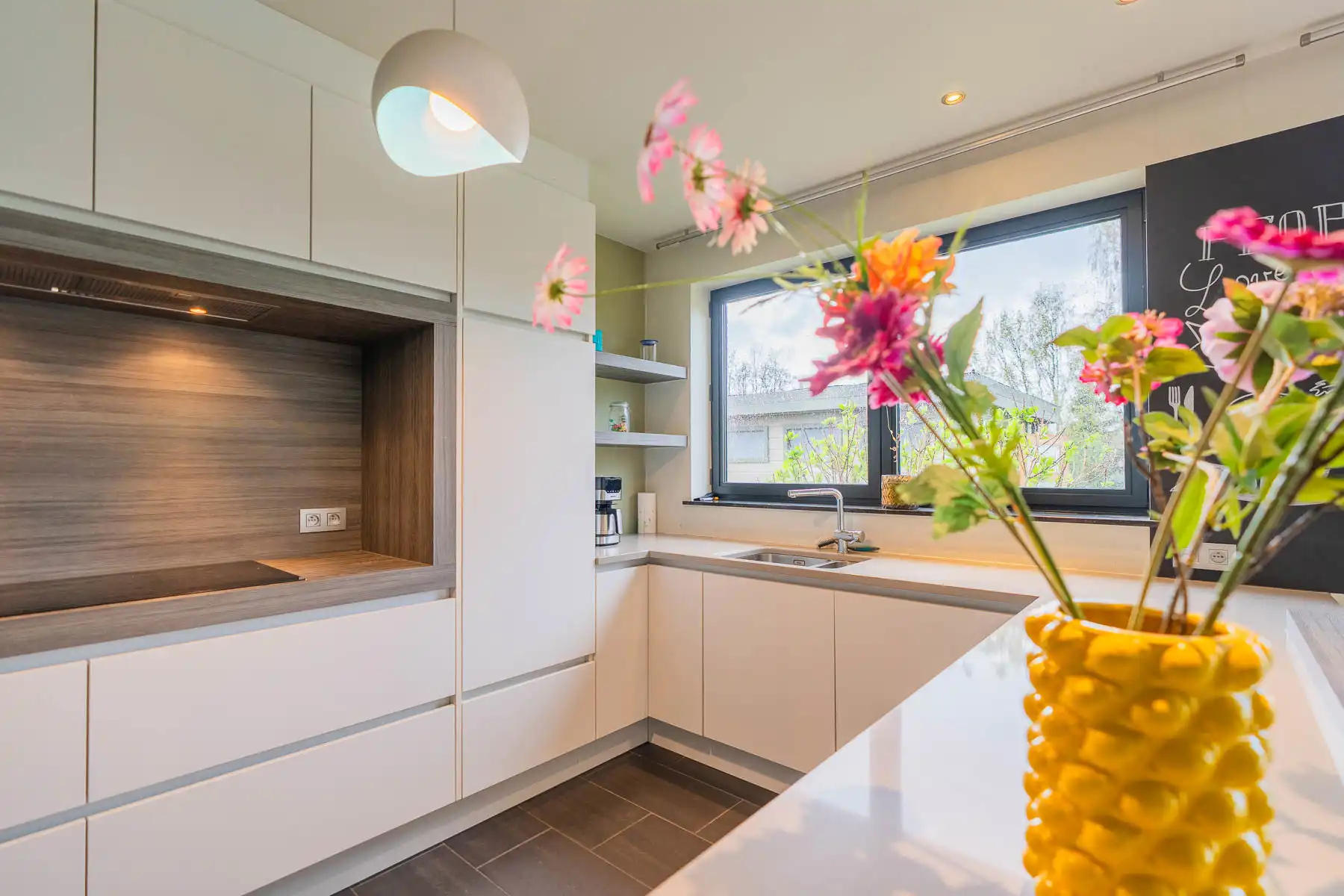 Ruime en moderne open bebouwing met prachtige tuin foto 13