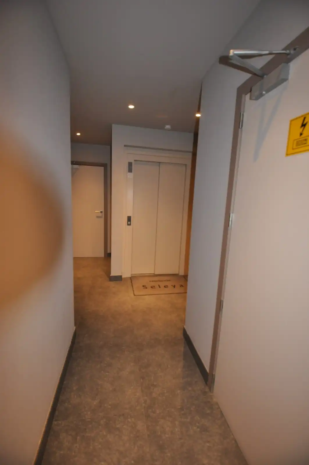 Instapklaar recent appartement met terras op een  centrale ligging foto 21