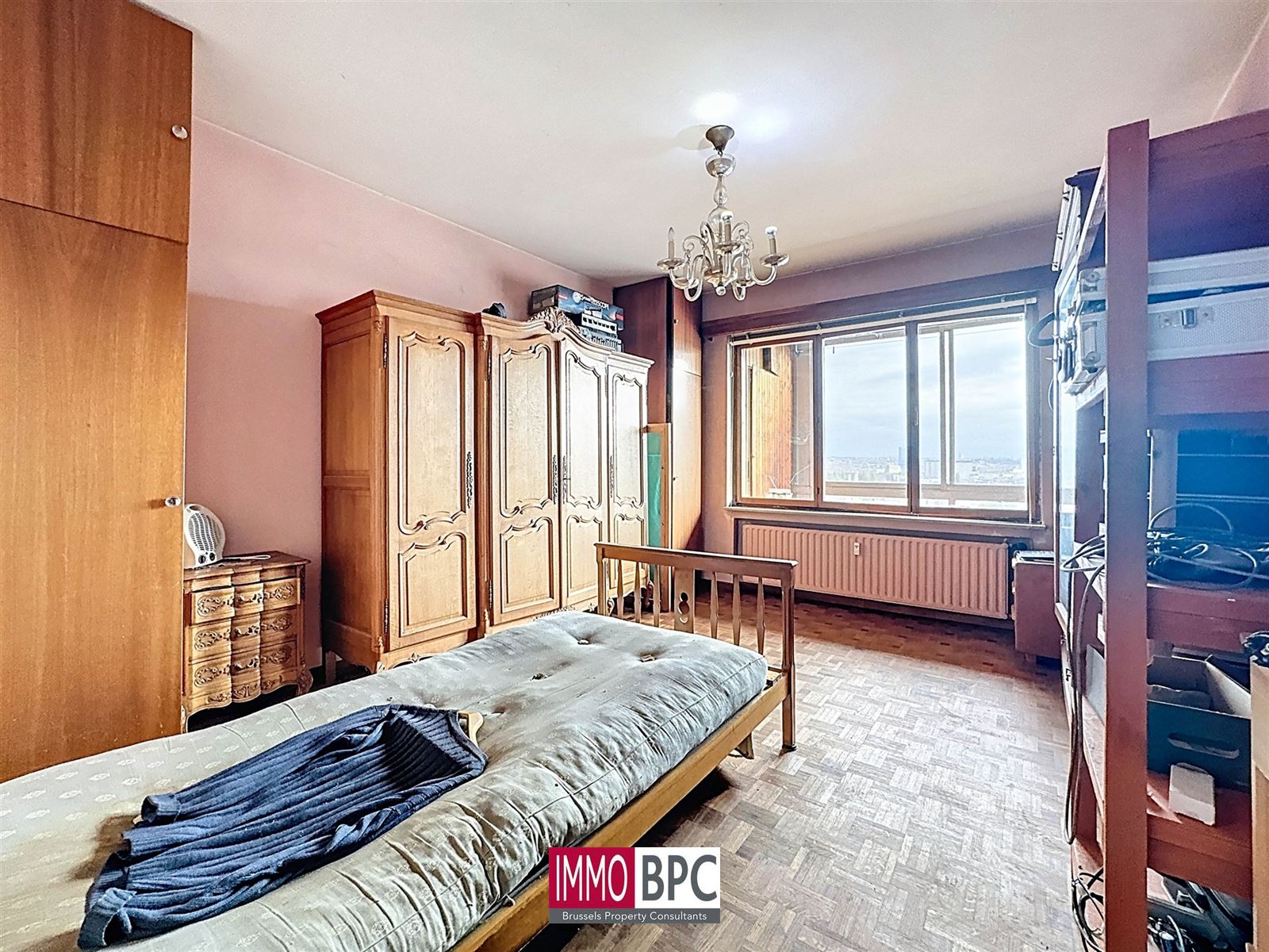 Ruim en lichtrijk appartement met 2 slaapkamers, terras en groot renovatiepotentieel in Koekelberg foto 11