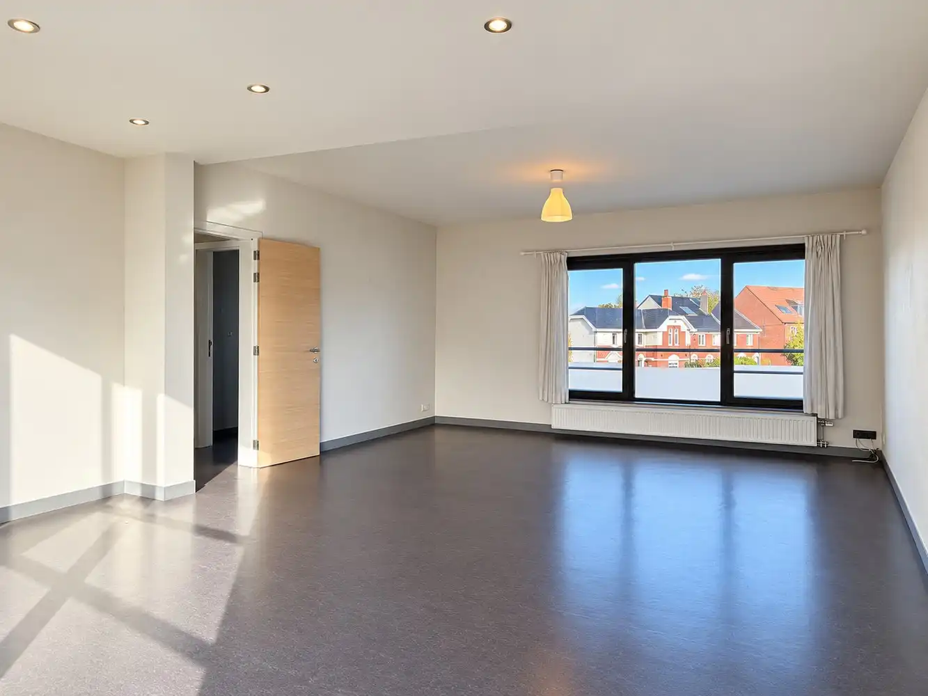 Ruim en zonnig 3-slaapkamerappartement van ca. 160 m² in het centrum van Merelbeke en mogelijkheid tot terras foto 2