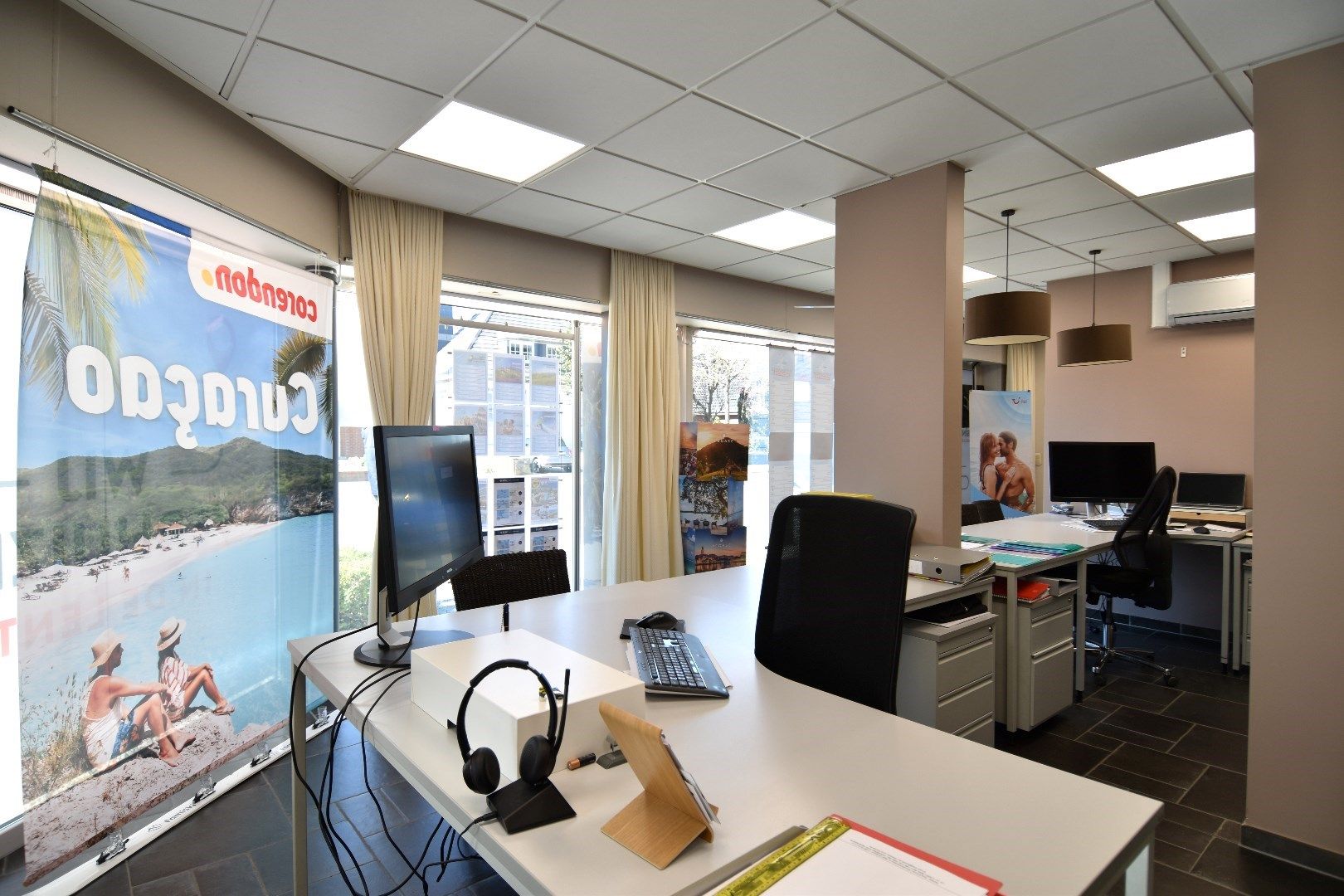 Kantoor -of winkelruimte op commerciële hoekligging te koop in Gullegem-centrum foto 3