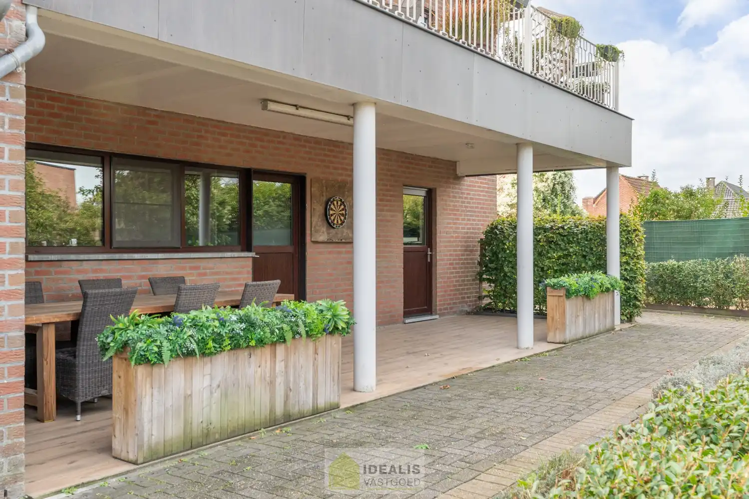 IDEALIS VASTGOED – VOLLEDIG VERGUNDE INVESTERINGSEIGENDOM BESTAANDE UIT 3 APPARTEMENTEN MET ELK MOOIE BUITENRUIMTES EN ELK TWEE PARKEERPLAATSEN OP EEN AFGESLOTEN TERREIN NABIJ HET CENTRUM VAN PEER! – Goed onderhouden investeringseigendom op een toplocatie nabij het centrum van Peer bestaande uit een gelijkvloers appartement, een appartement op de eerste verdieping en een duplex appartement op de eerste en tweede verdieping. De residentie is in 2015 volledig vernieuwbouwd met hedendaagse technieken (elektriciteit en sanitair vernieuwd) en hoogwaardige materialen (nieuwe keukens, badkamers, vloeren,..). Geschikt voor zij die zoeken naar een interessante investering in het centrum van Peer. foto 17