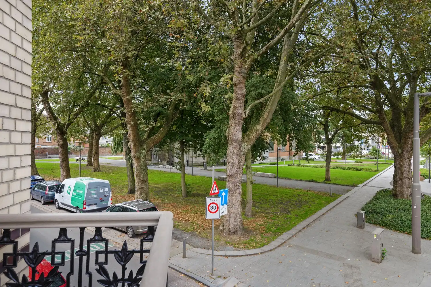 Gerenoveerd appartement met 2 slaapkamers , buitenruimte en groen zicht foto 11