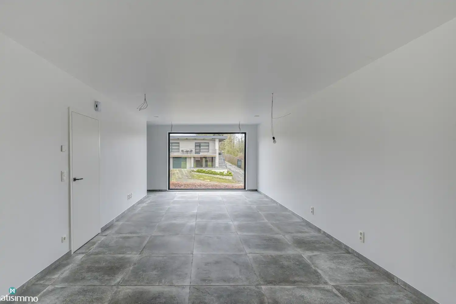 VOLLEDIG AFGEWERKTE EN GESCHILDERDE NIEUWBOUWWONING (EPB E10) MET 3 SLAAPKAMERS, 2 BADKAMERS, 2 GARAGES, KELDER EN AANGELEGDE TUIN IN WERM foto 3