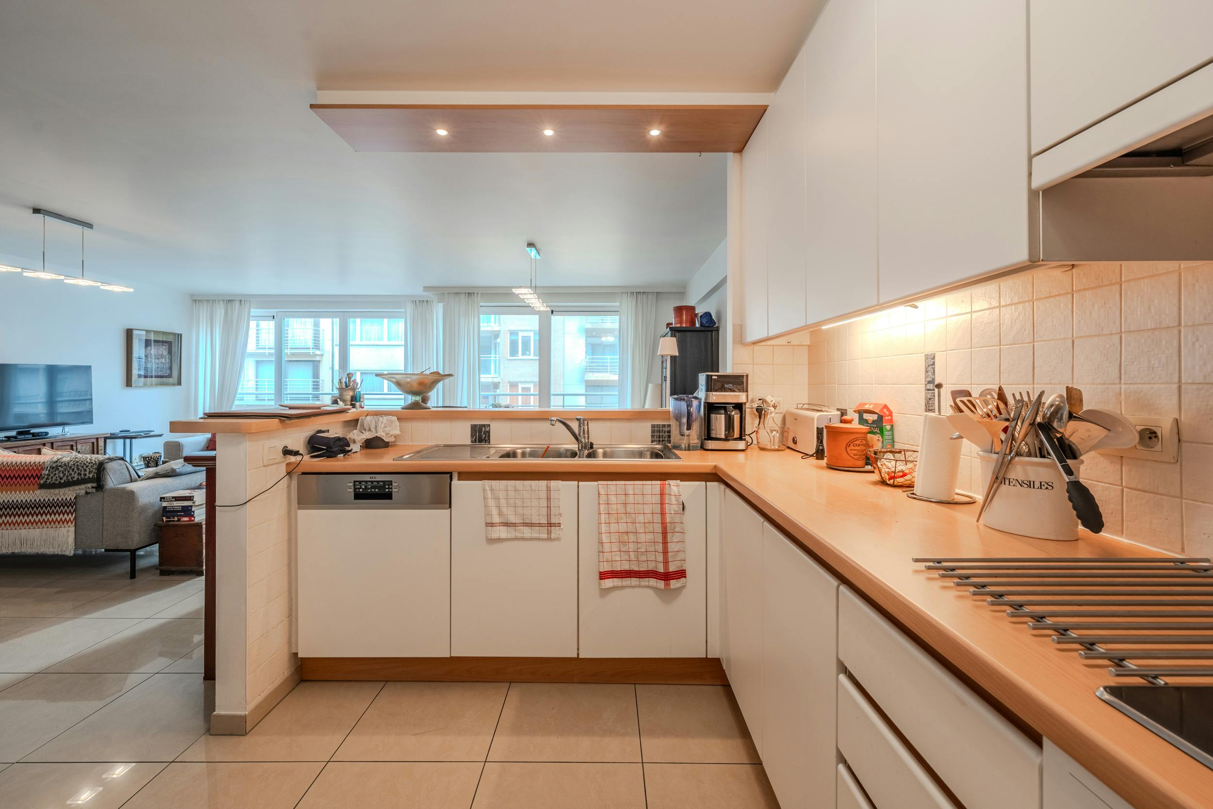 Appartement te koop met zijdelings zeezicht te Oostende foto 7