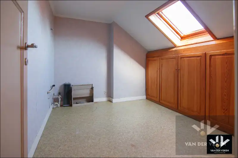 Ruime en goed gelegen te moderniseren rijwoning met gezellige binnekoer, garage en/of atelier foto 24