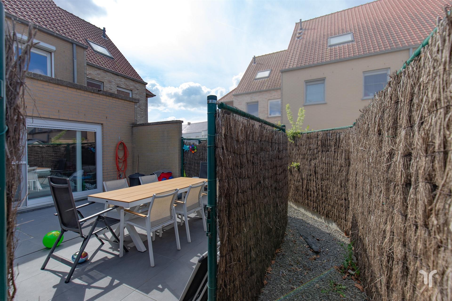 Instapklare, recente woning van 2009 op loopafstand van winkels en scholen. foto 14