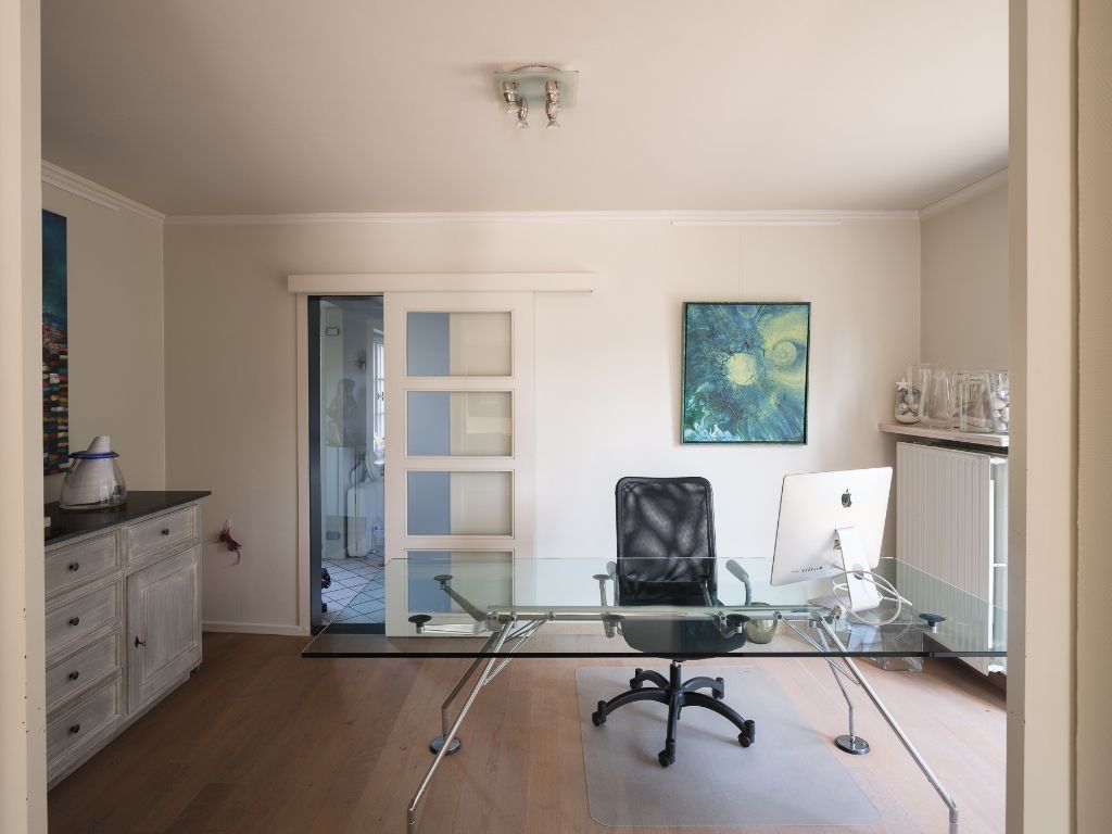 Instapklare, vrijstaande woning met zwembad op een zonnig perceel, drie slaapkamers en de mogelijkheid voor een praktijkruimte in een rustige omgeving. foto 18