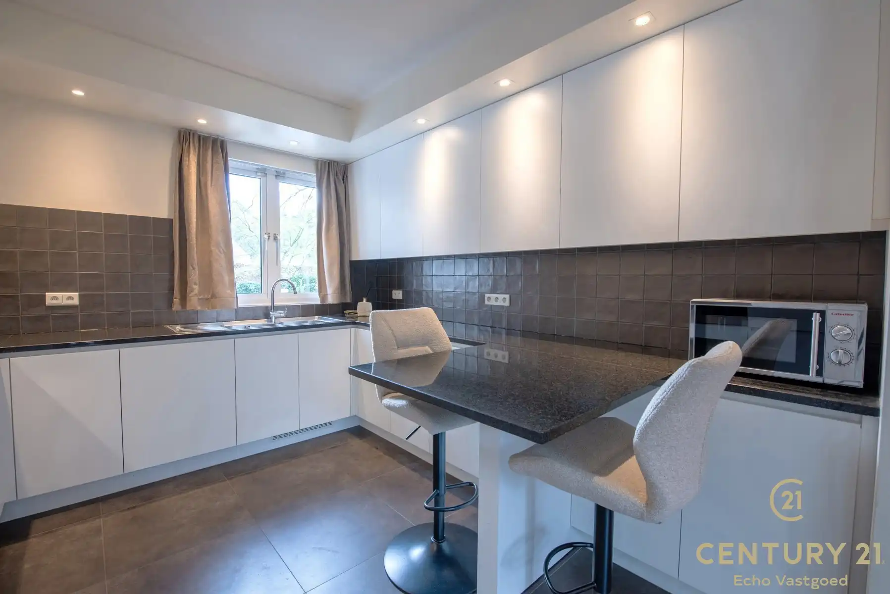 Gelijkvloerse fraaie villa met prachtige tuin op ca 1700m² foto 13