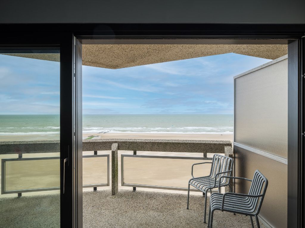 Oostende – Exclusieve, architecturale studio met frontaal zeezicht. foto 2
