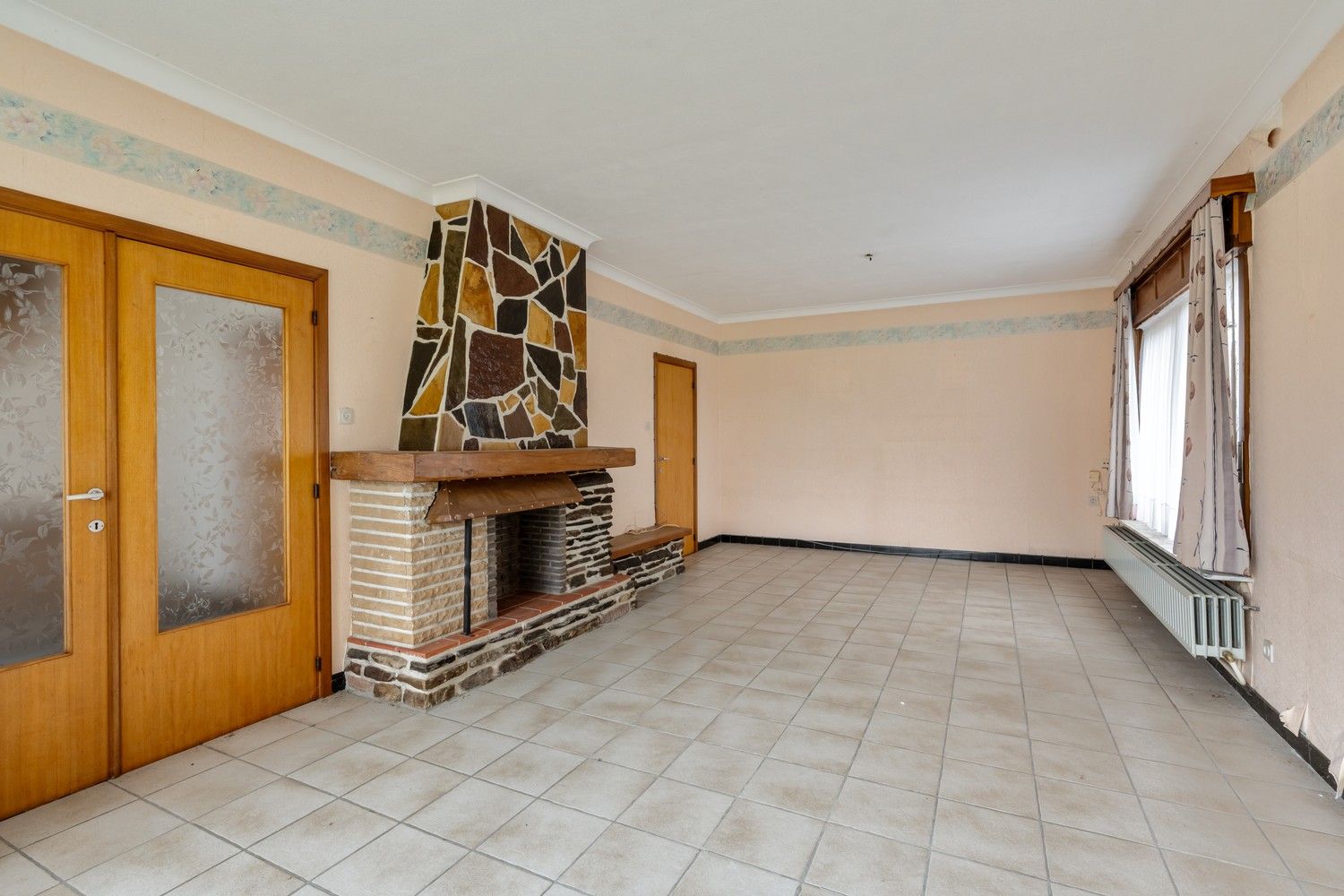 Te renoveren woning met loodsen op rustige locatie! foto 3