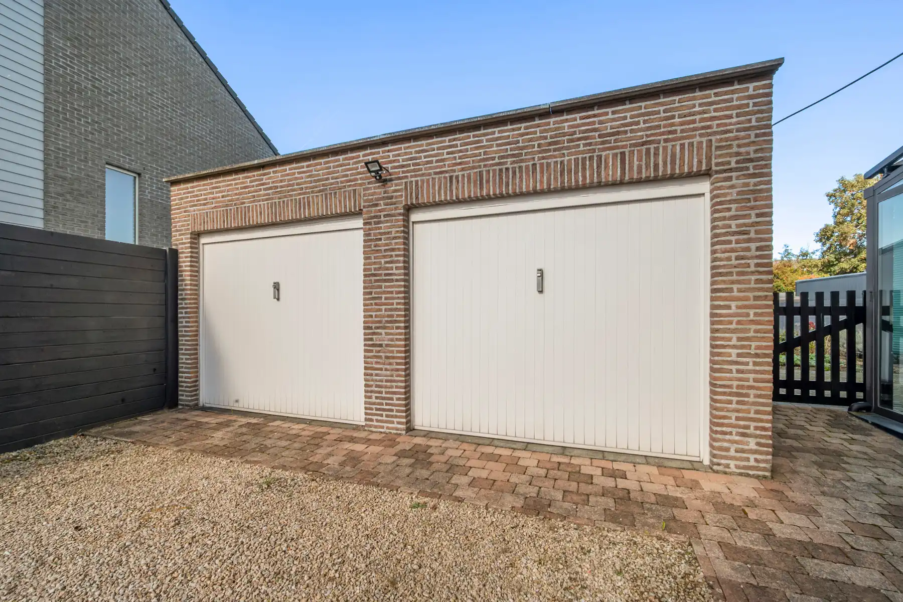 Woning met 2 garageboxen en tuin  foto 5