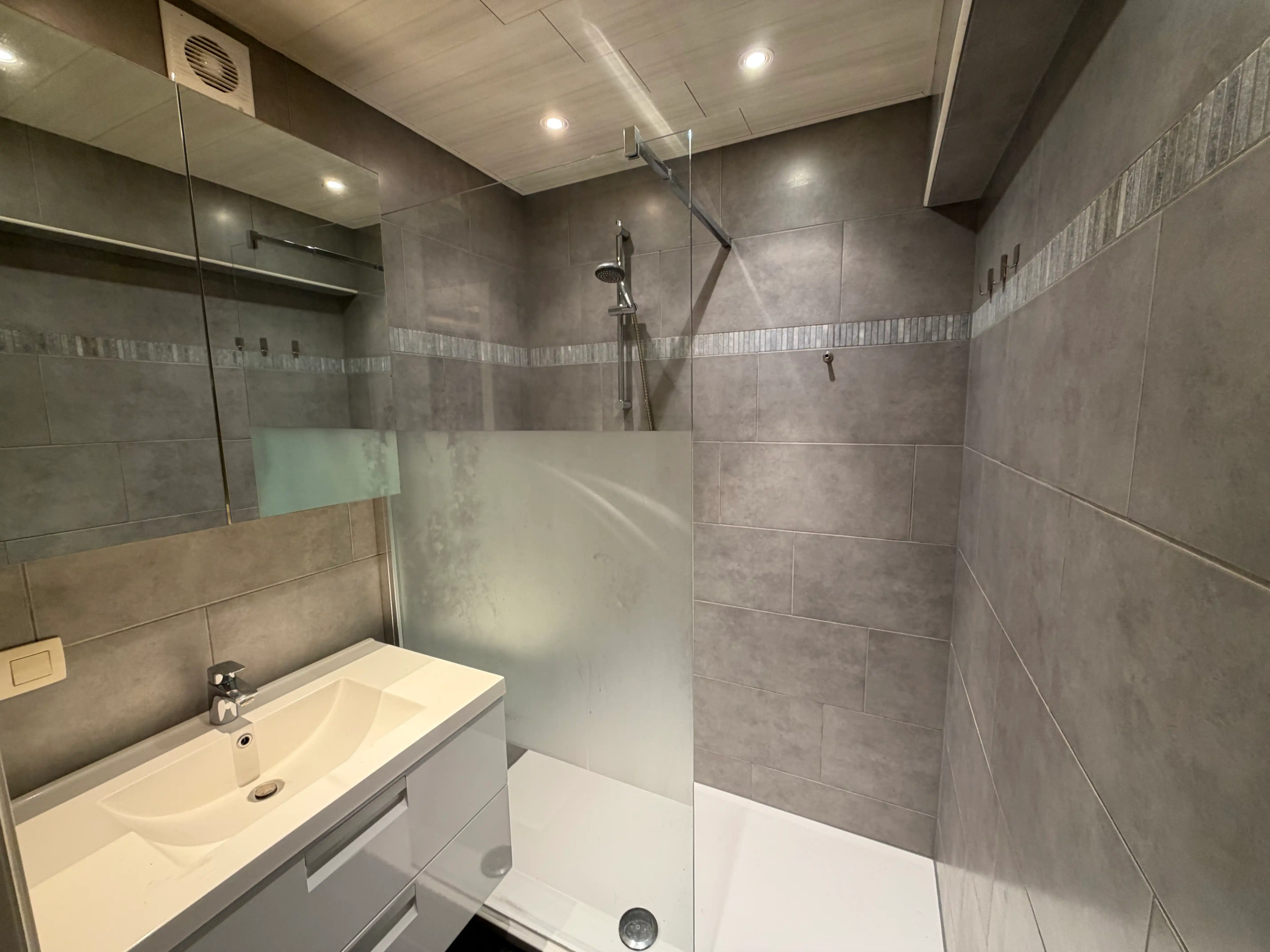 Stijlvol tweeslaapkamerappartement te huur in Blankenberge met staanplaats. foto 4