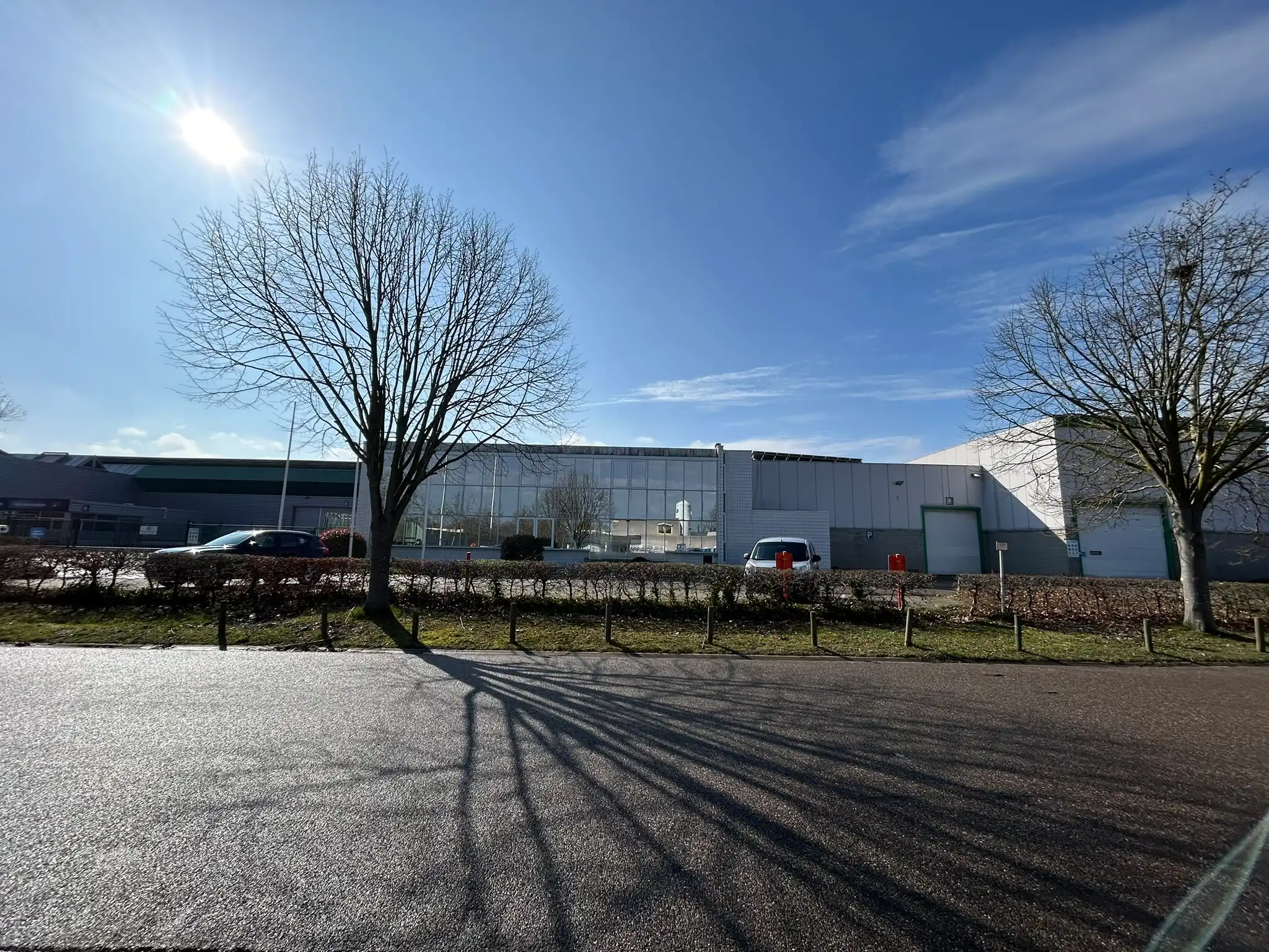 Uitstekend gelegen industrieel gebouw met kantoren op 272are foto 4