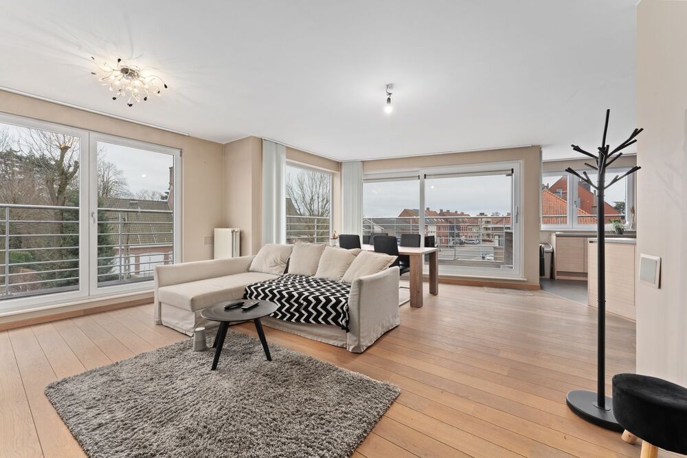 Lichtrijk DUPLEX-APPARTEMENT + garage foto {{pictureIndex}}
