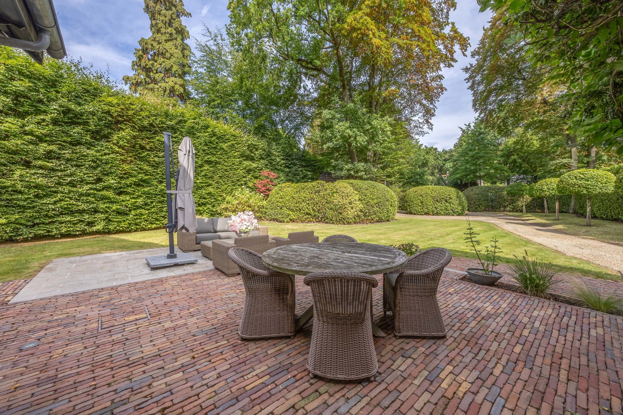 Karaktervolle villa op ca 1.780 m² met bijgebouw en garage foto 7