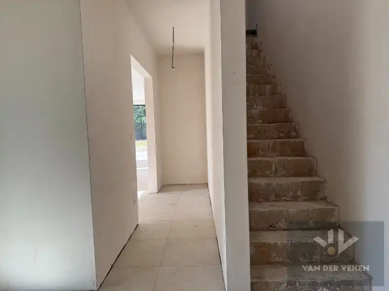 Ruime en volledig afgewerkte half open BEN-woning met 3 slaapkamers te bewonderen in het gezellige Kermt foto 6