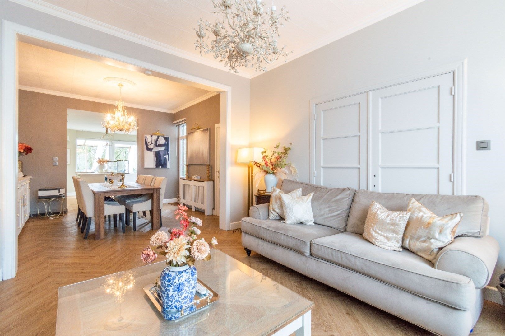 Ruime en gerenoveerde woning met 4 slaapkamers + garage! foto 2