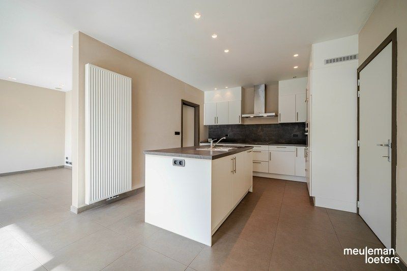 Eigentijdse woning met garage en beroepsgedeelte foto 6
