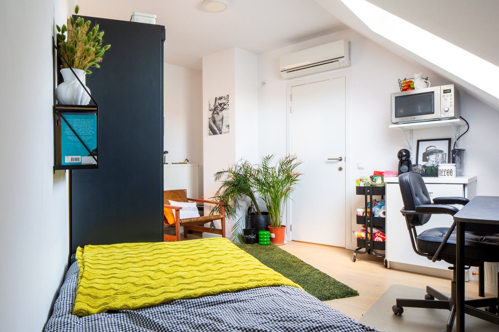 Bemeubelde studentenkamer met eigen sanitair in recente residentie foto 1