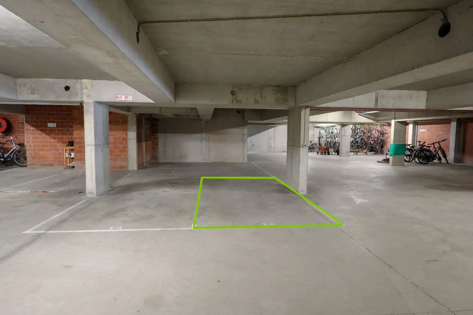 Ruim en zonnig appartement met 2 slaapkamers en een autostaanplaats in Res. Plaza II foto 19