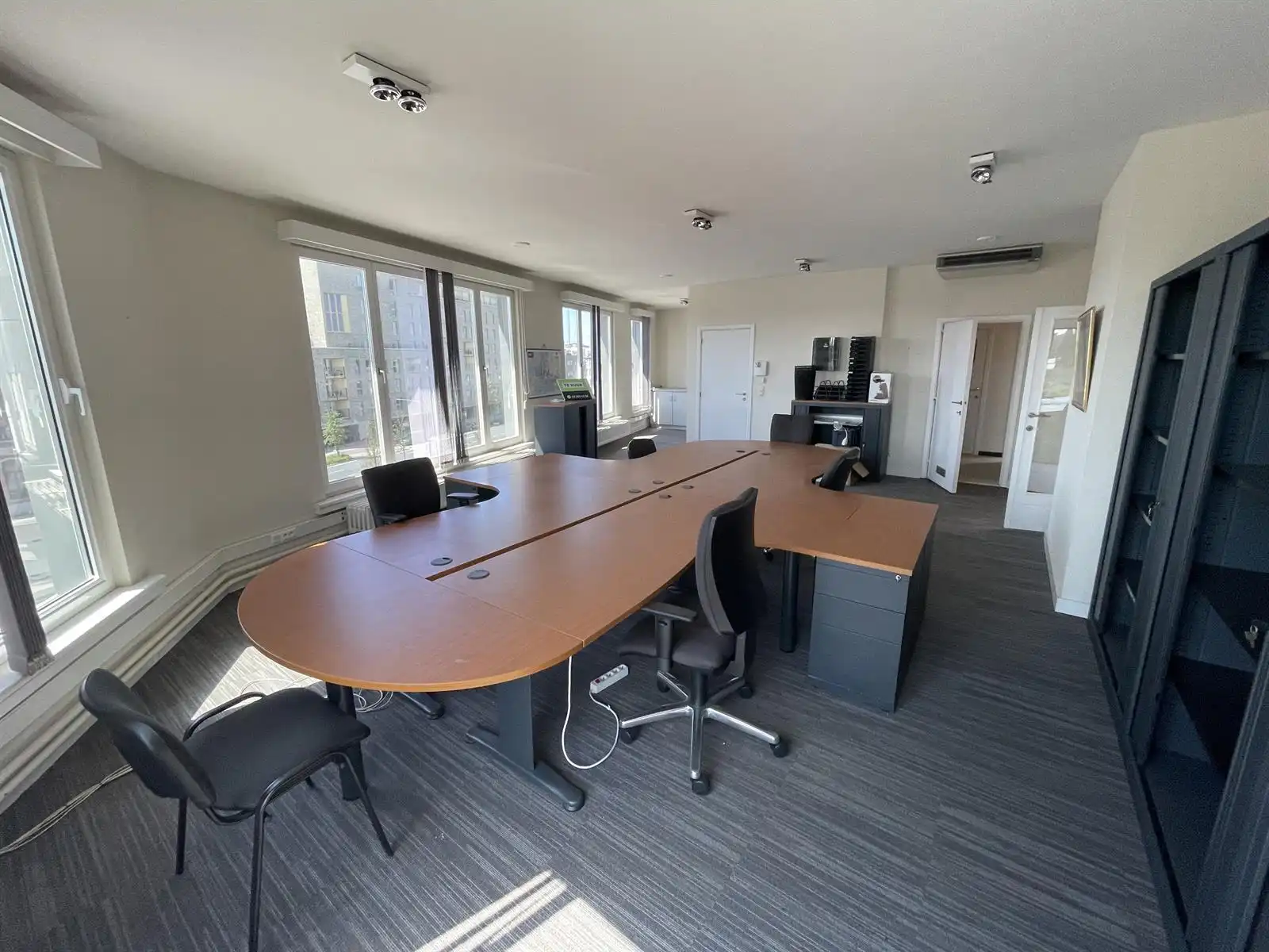 Hoekkantoor te huur met panoramisch uitzicht over de stad foto 6