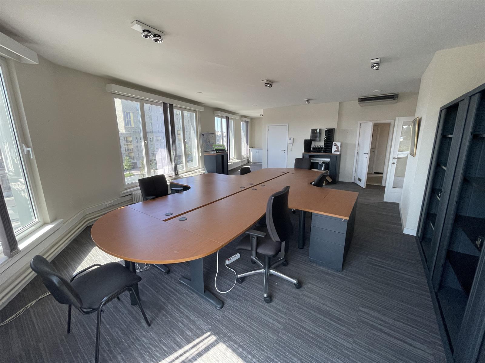 Hoekkantoor te huur met panoramisch uitzicht over de stad foto 6