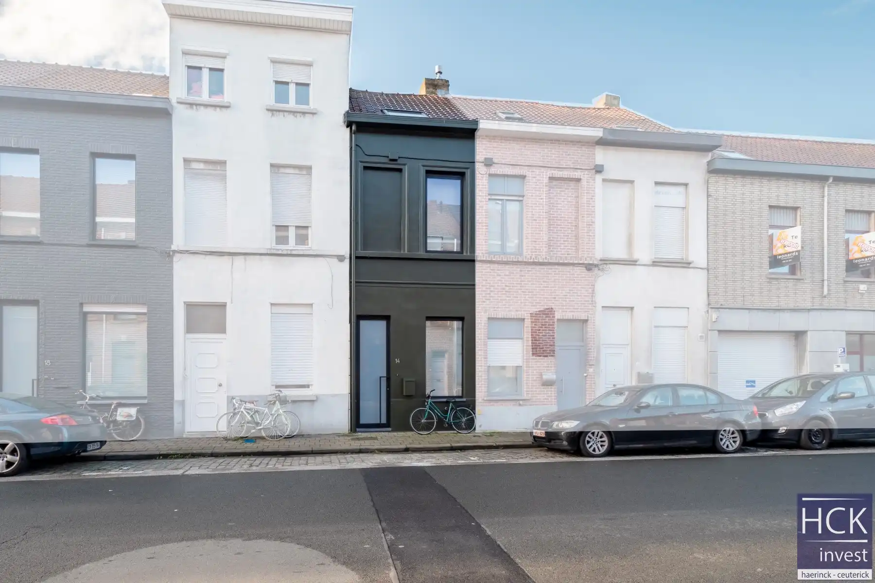 KORTRIJK - Instapklare woning met 2 SLPK. + bureau én stadskoer foto {{pictureIndex}}