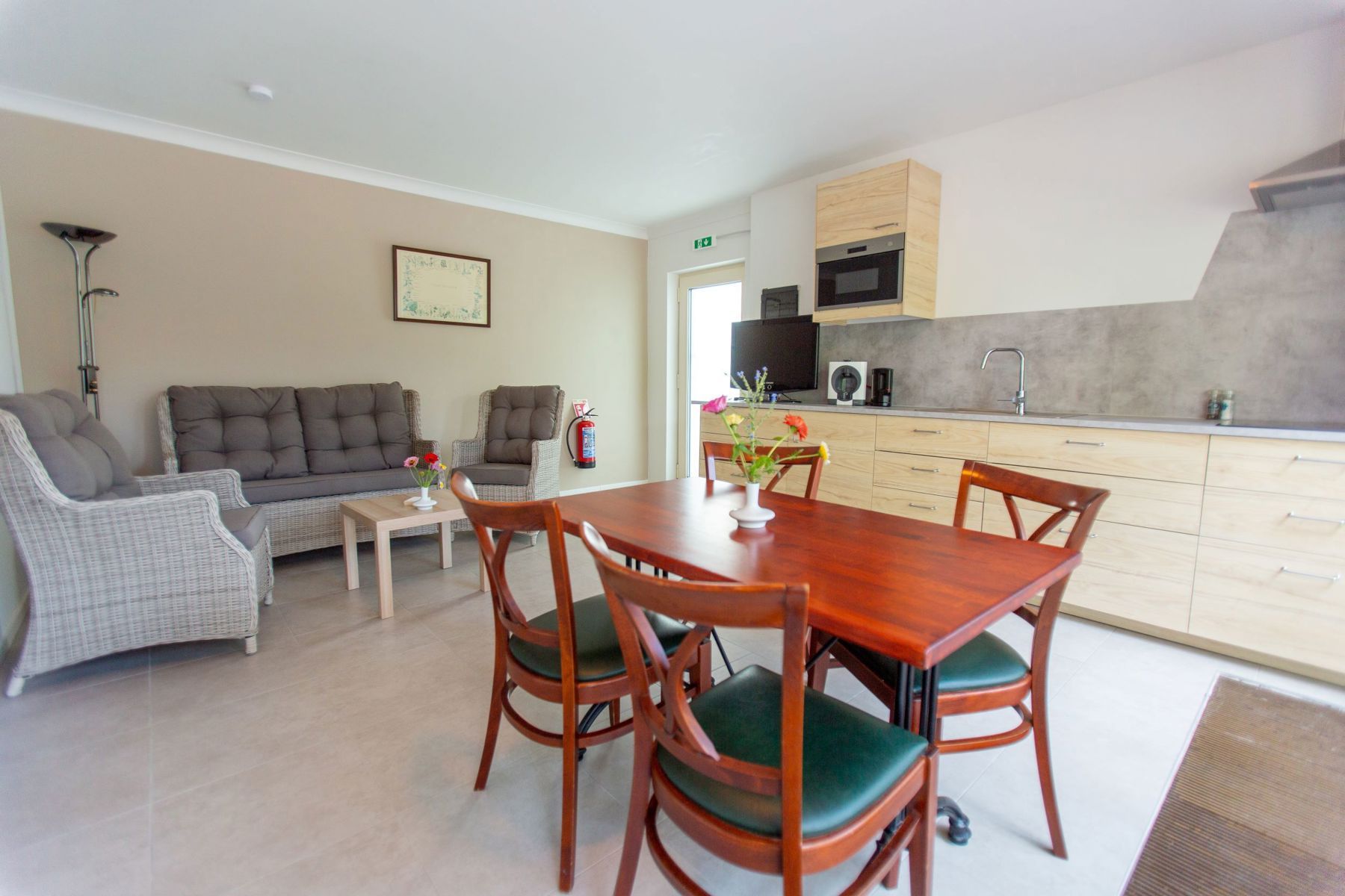 Ruim handelspand + 2 vakantiewoningen. foto 24