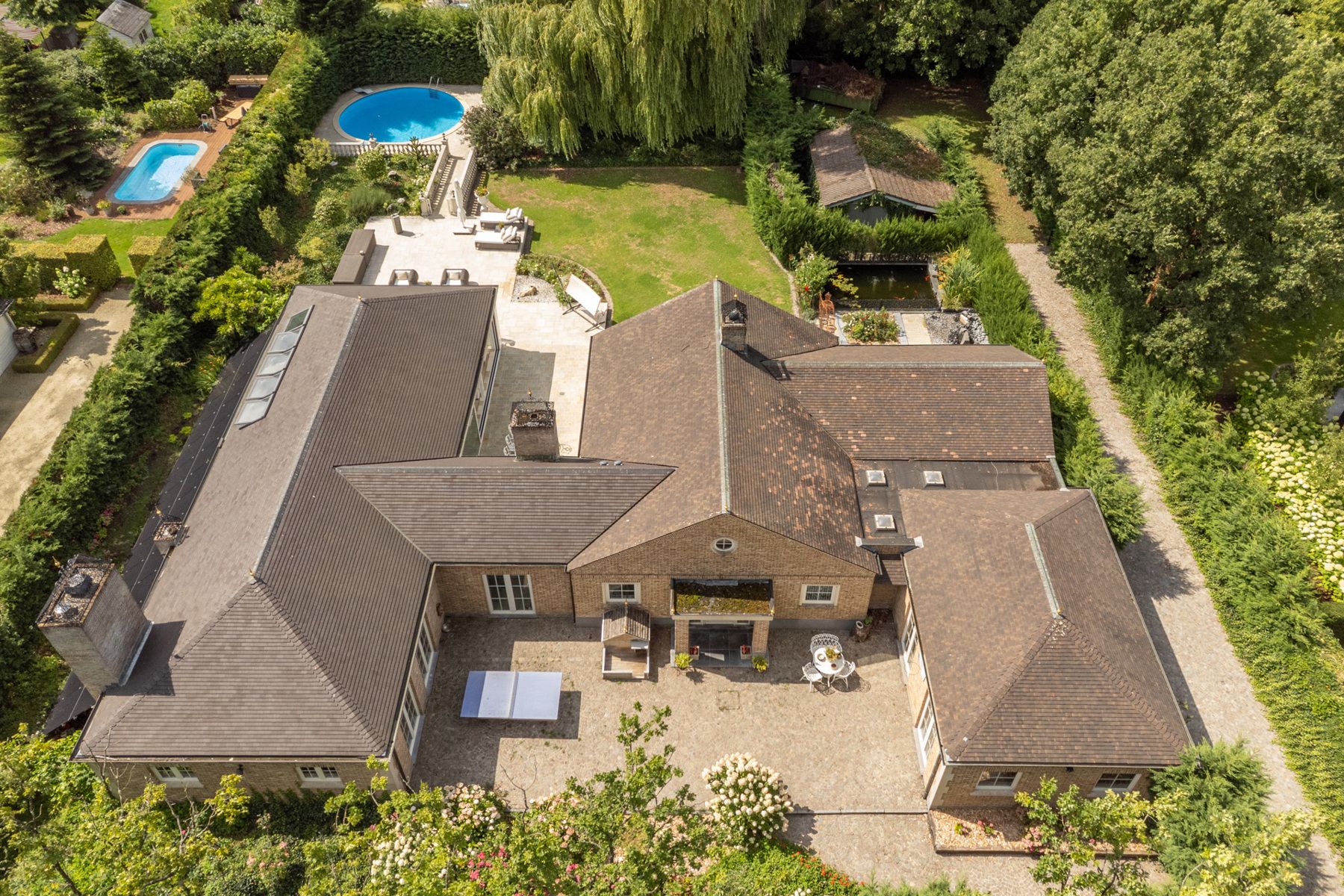 Exclusieve laagbouwvilla met binnen-en buitenzwembad foto {{pictureIndex}}