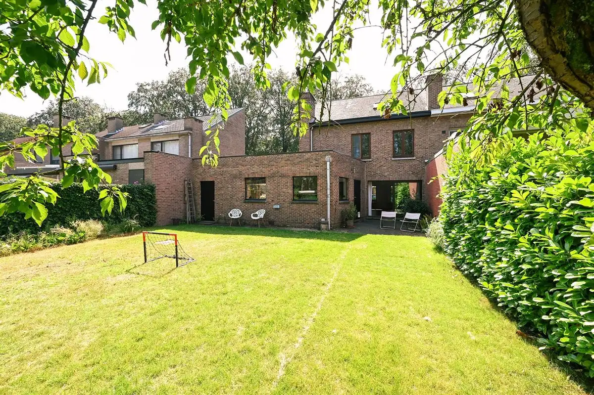 Ruime gezinswoning met grote tuin in groene omgeving foto 19