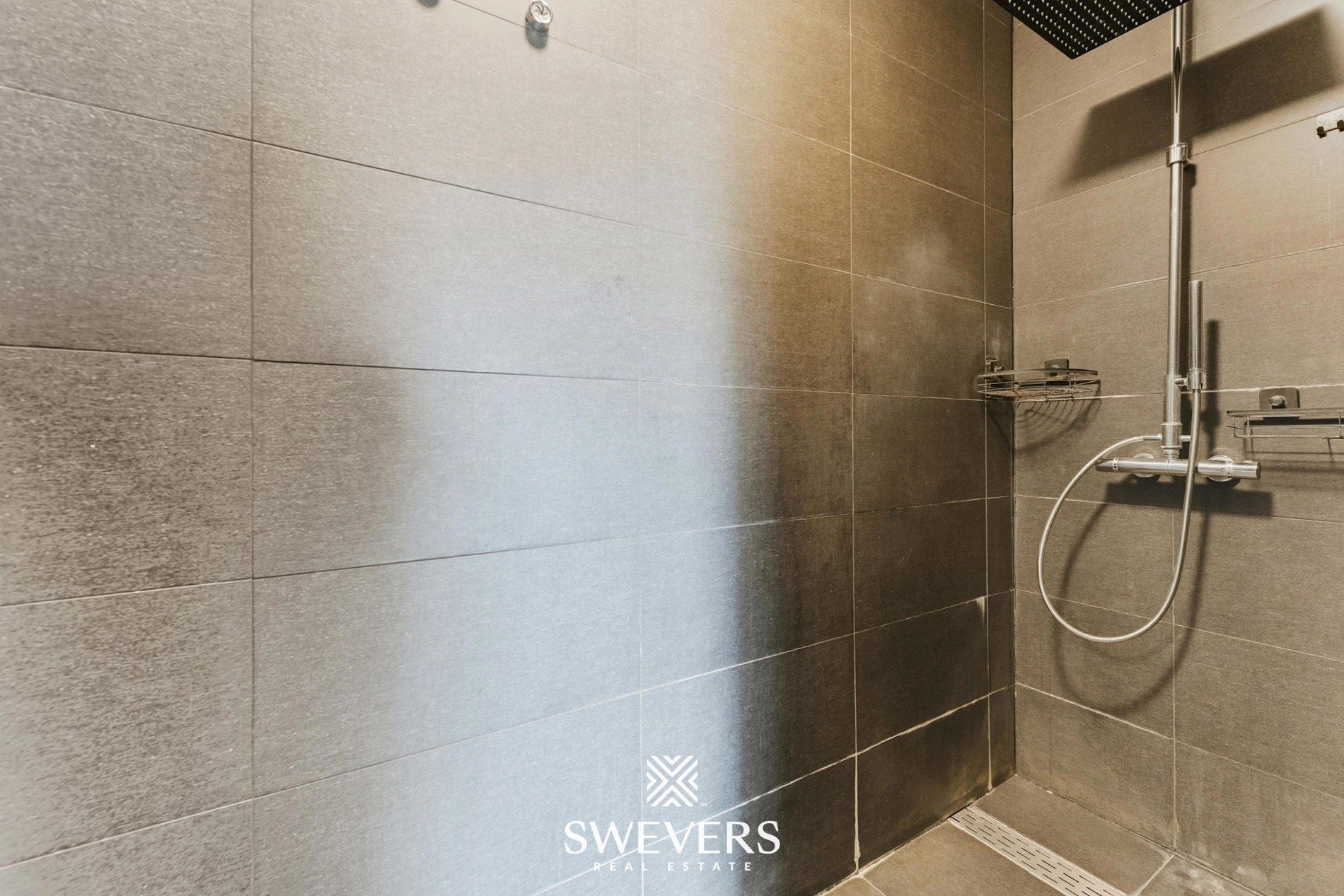 HOB met 3 slaapkamers, bureau en zwembad   foto 12