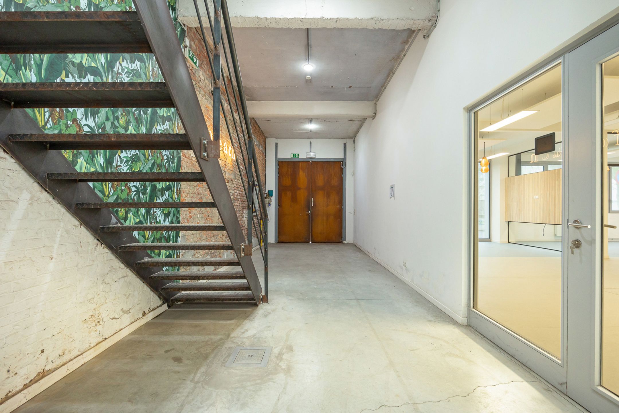 Karaktervol kantoor te koop te Merksem foto 2