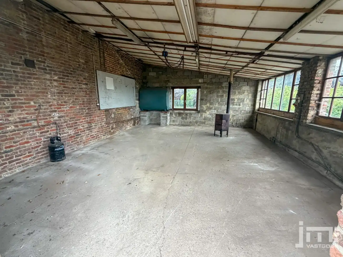 Woning met grote stallen foto 12