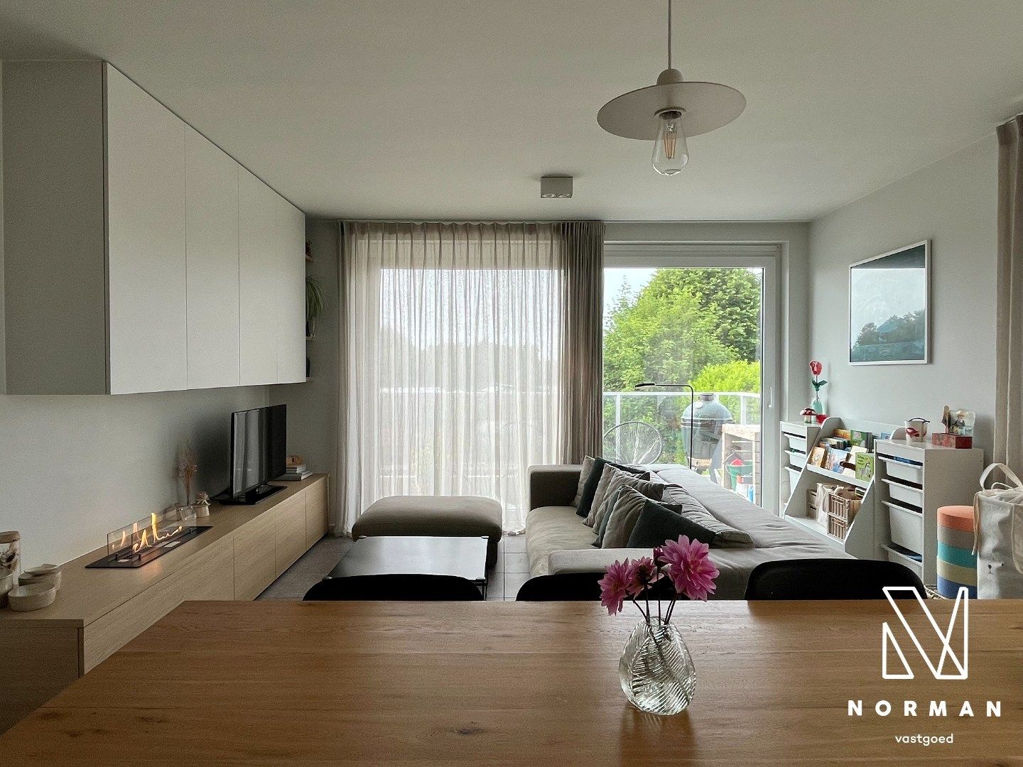 Dit modern afgewerkt appartement bevindt zich op de tweede verdieping van een recente residentie. foto 2