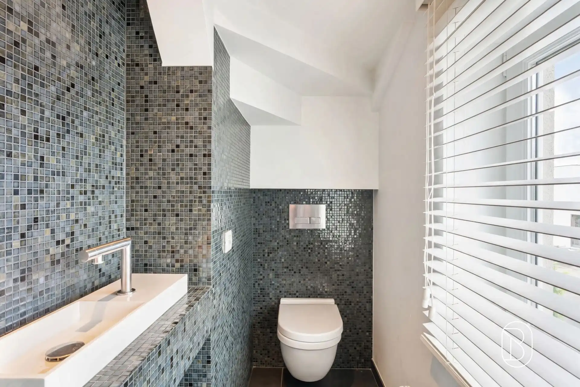 Commercieel gelegen kantoor/praktijk + woonst met atelier foto 27