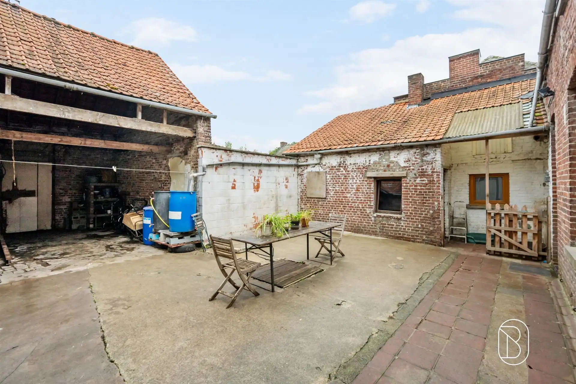 Grote woning met koer en 5 slk.  foto 17
