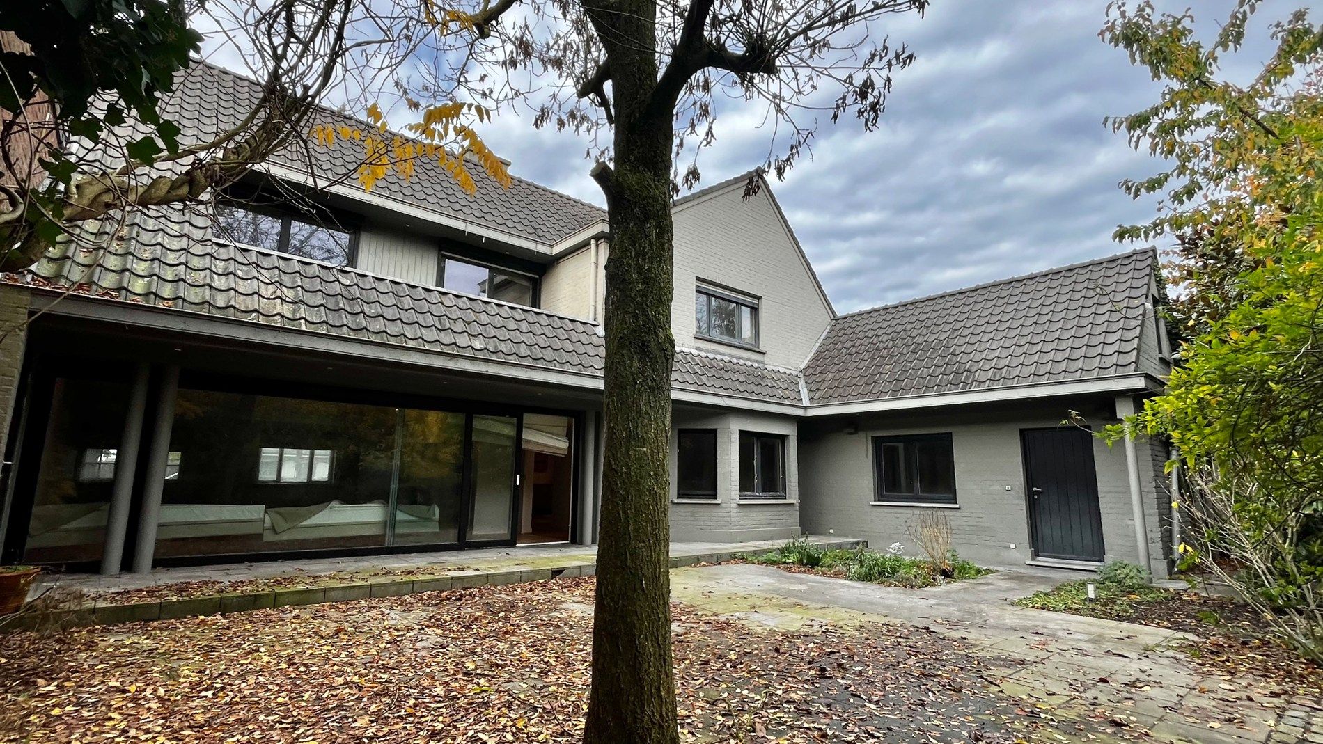 Te renoveren ruime woning op 911 m² te Lendelede – met garage en 5 kamers foto 3