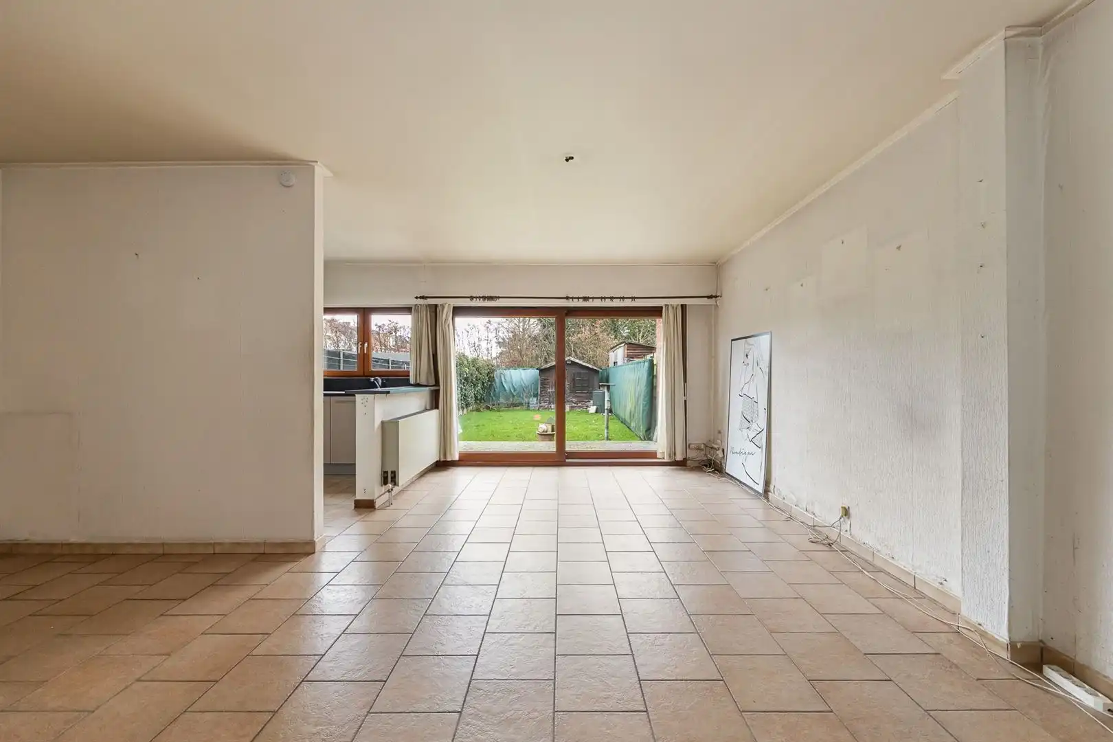 Te renoveren gezinswoning met tuin en garage in rustige centrumstraat foto 4