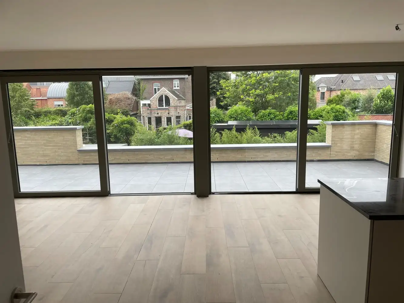 Prachtig nieuwbouw appartement van 3 jaar oud zéér rustig gelegen in het centrum met 2 slaapkamers en ruim terras. foto 2