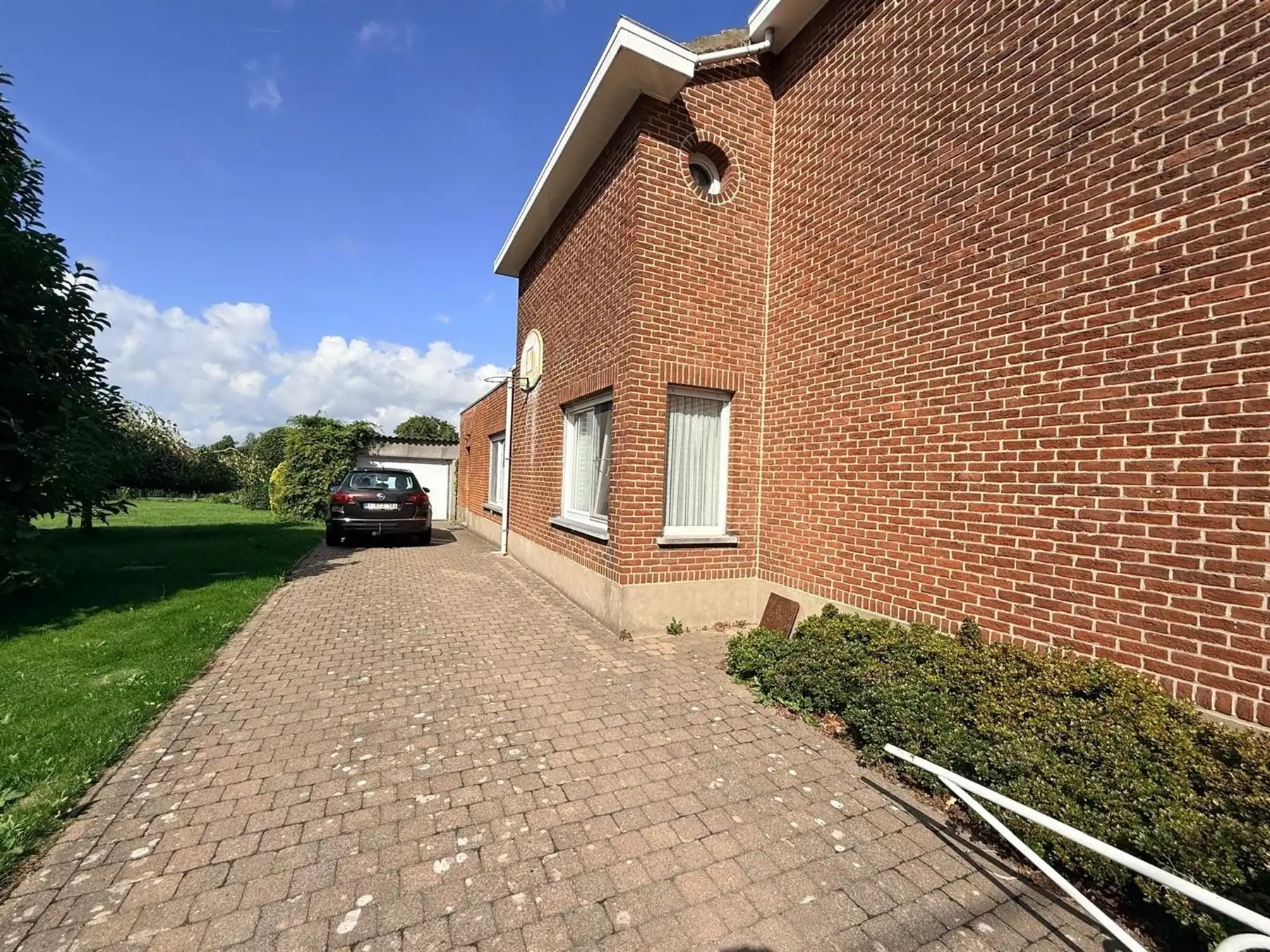 3-GEVEL WONING MET TUIN OP 8 ARE foto 2