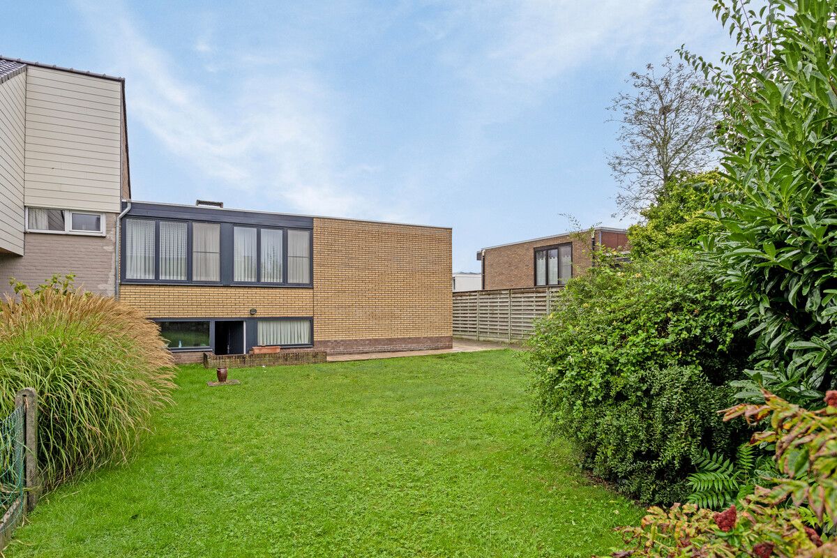 TE RENOVEREN BUNGALOW IN een RUSTIGE WOONWIJK MET MOOIE WOONVOLUMES foto 17