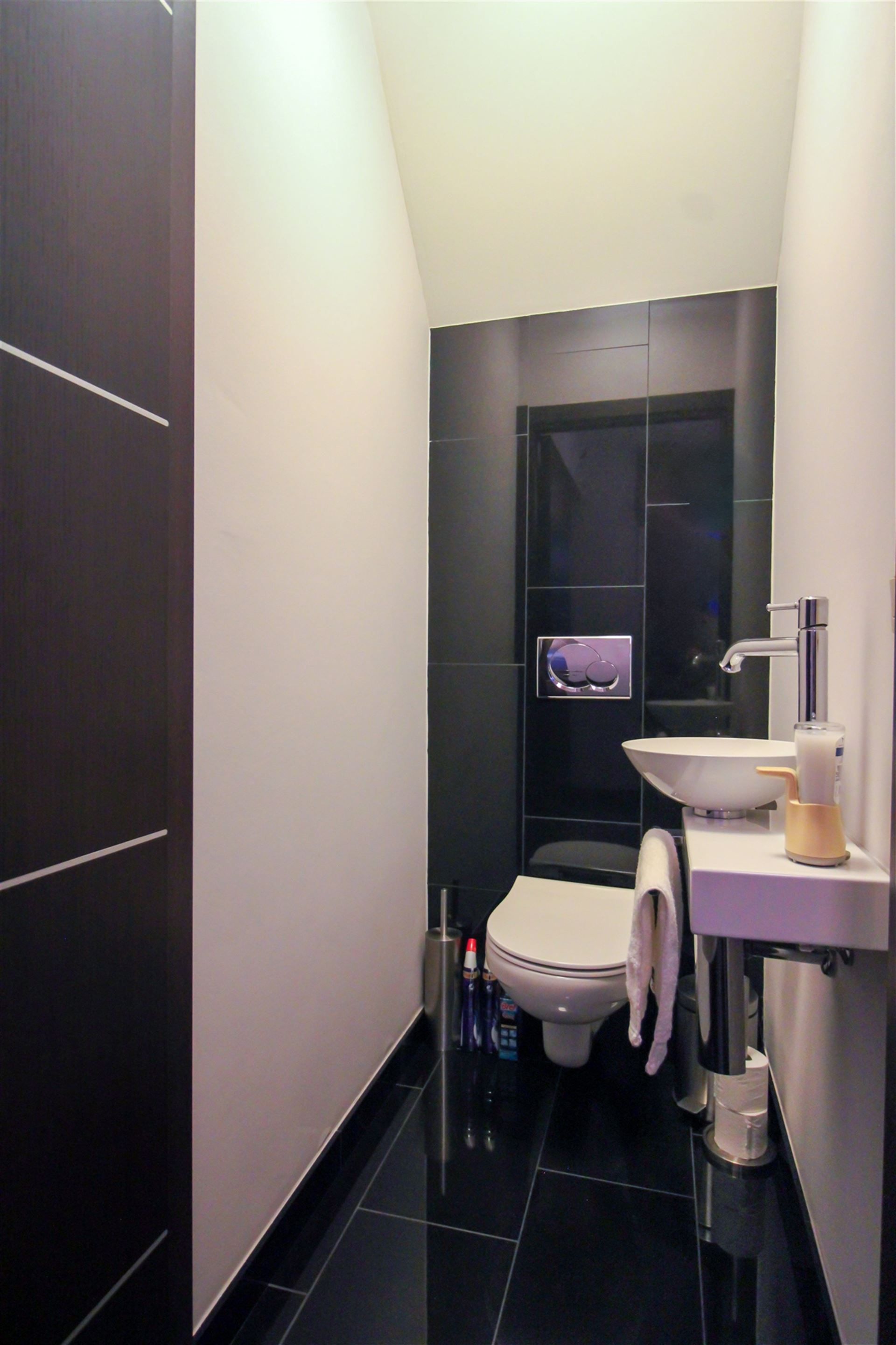 Instapklaar duplexappartement met terras, twee slaapkamers, twee parkeerplaatsen en ruime kelderberging te Maasmechelen! foto 3