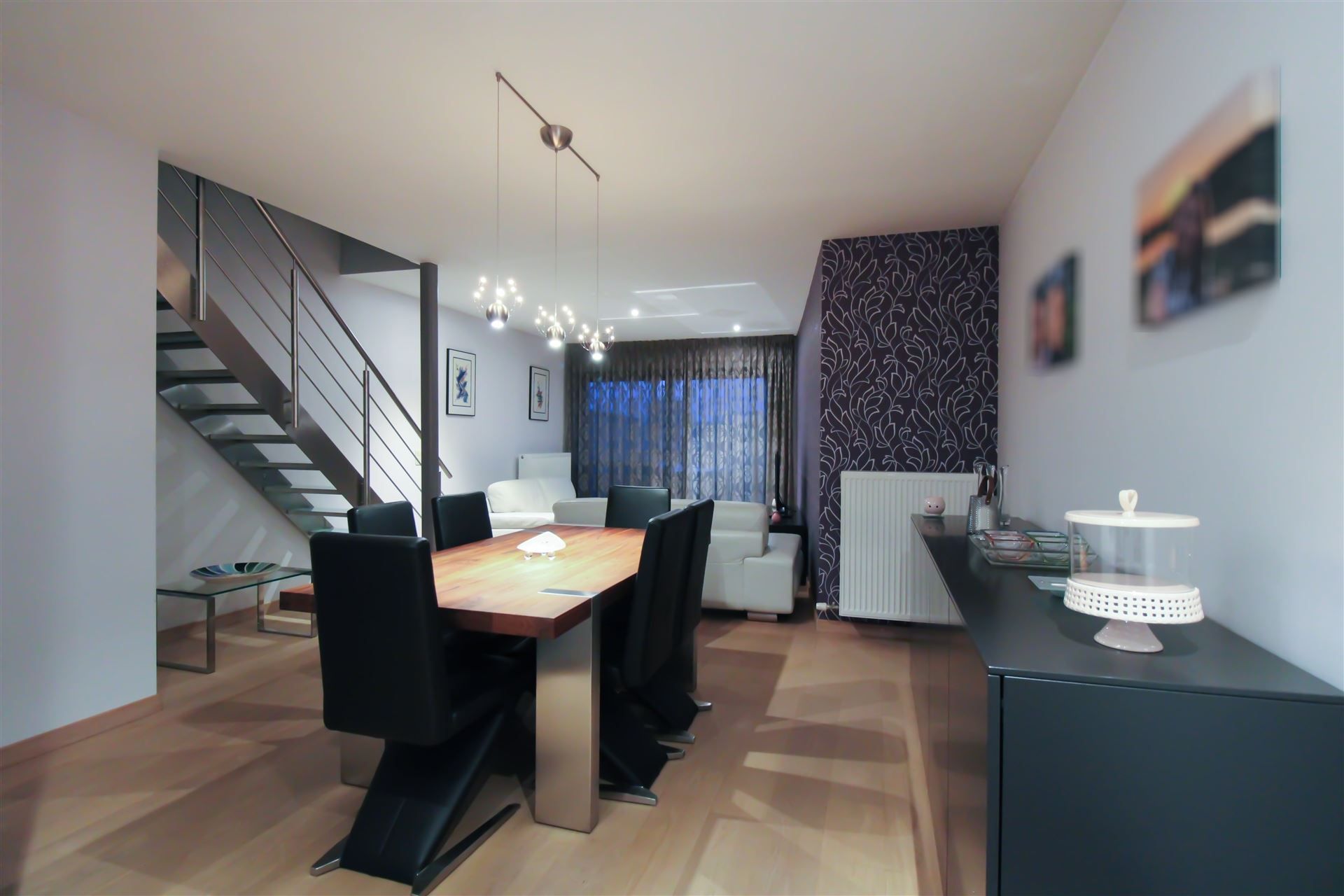 Instapklaar duplexappartement met terras, twee slaapkamers, twee parkeerplaatsen en ruime kelderberging te Maasmechelen! foto 3