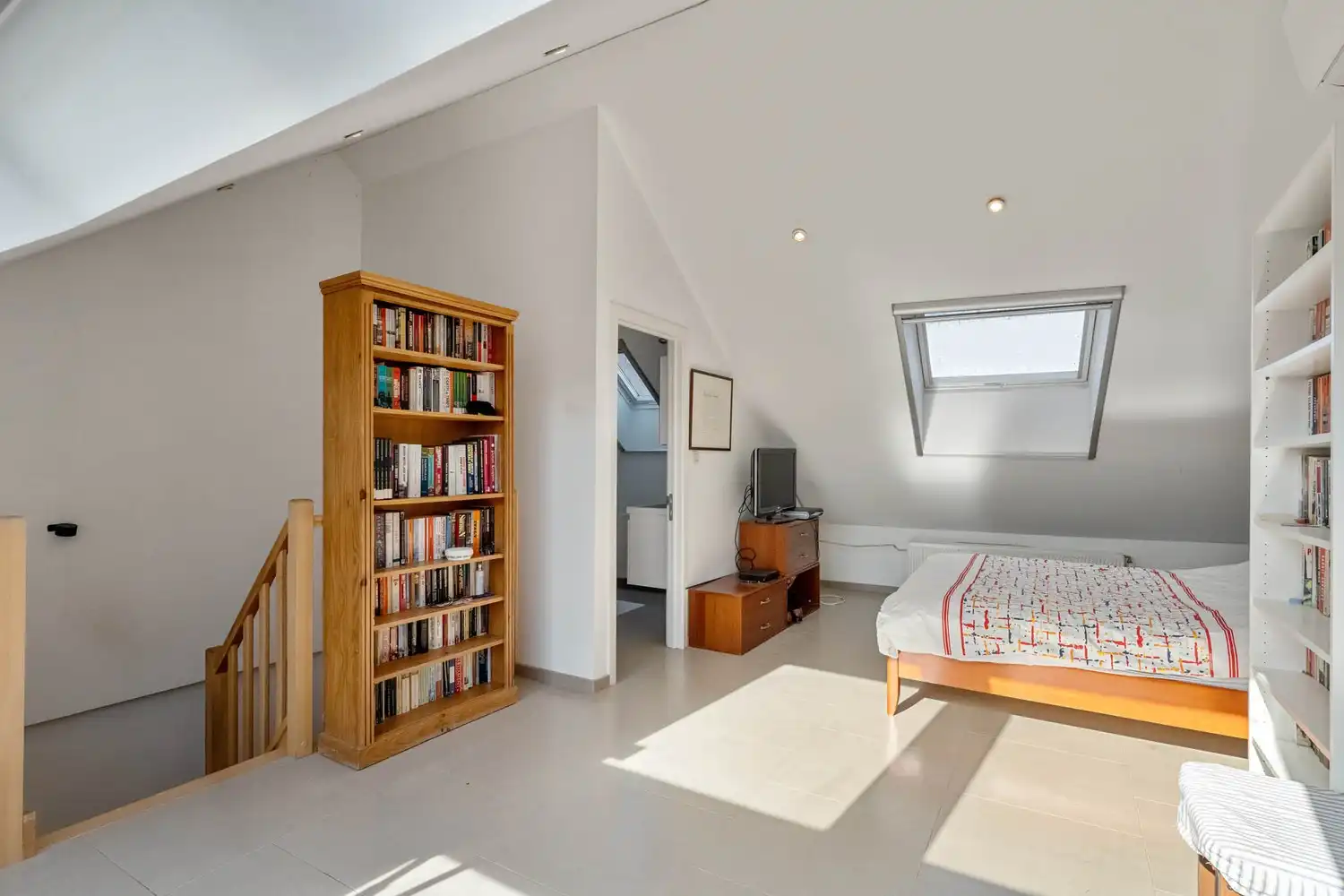 Gerenoveerde en energiezuinige(B-label) woning met 3 slaapkamers, 2 badkamers, een dressing, een garage met een oprit en een tuin nabij het station van Leuven! foto 24