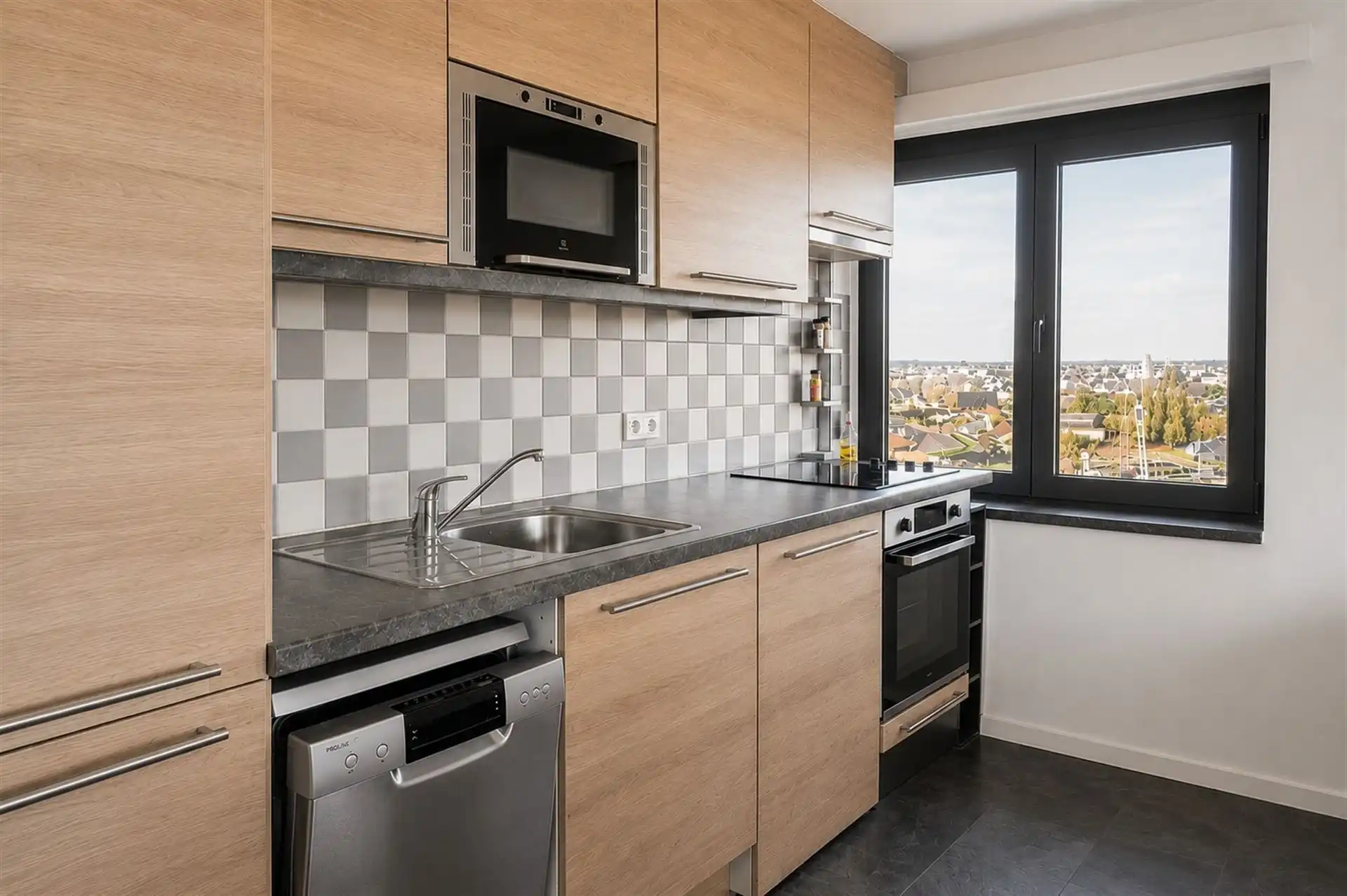 Gerenoveerd appartement van 74 m² met 2 slaapkamers! foto 3