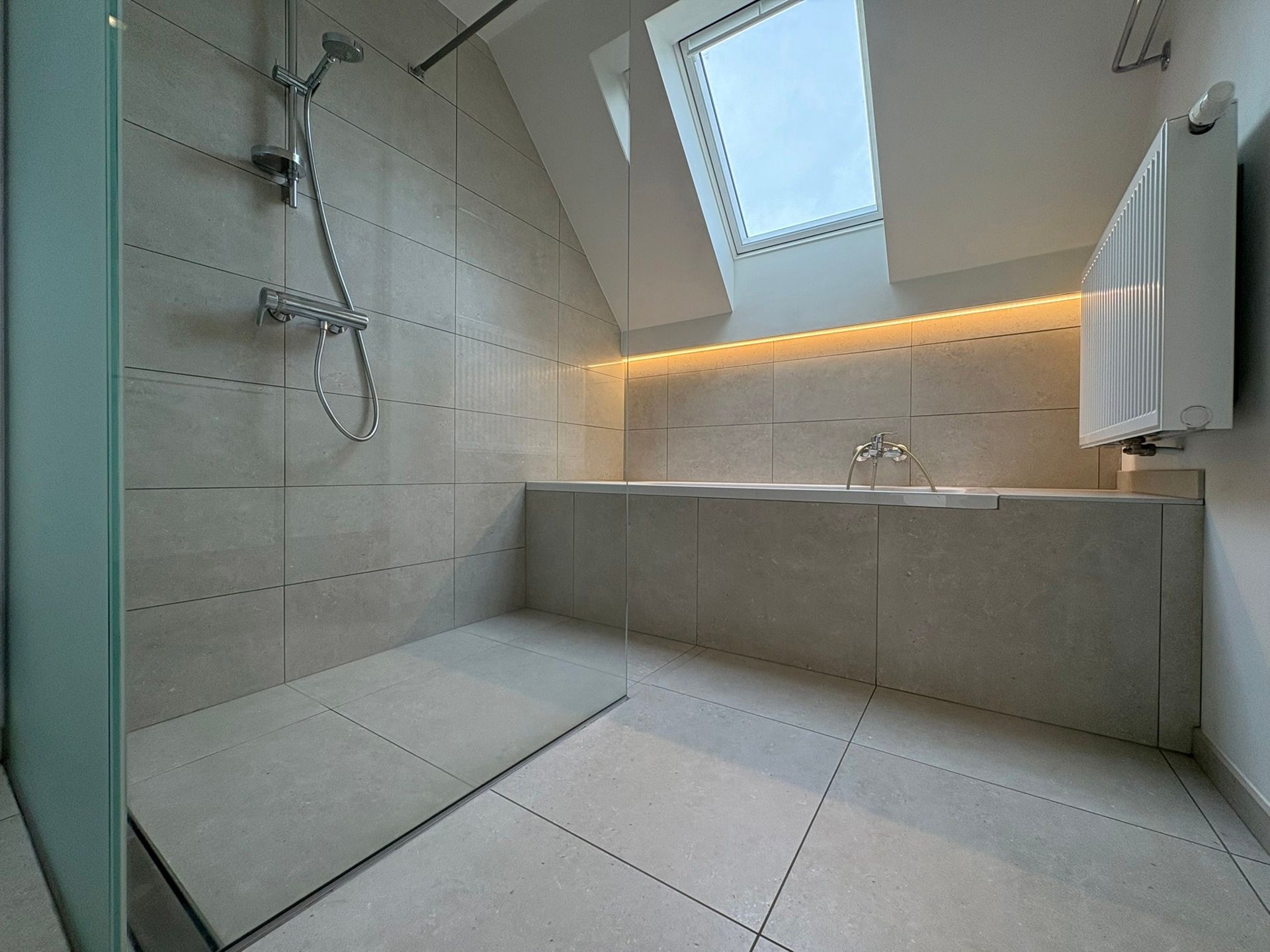 Instapklaar appartement met zonneterras, autostaanplaats en veel lichtinval foto 4